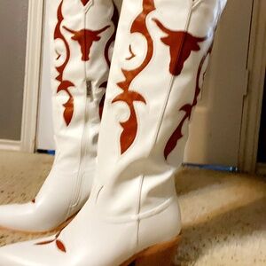 (Platikly) White Cowboy Boots